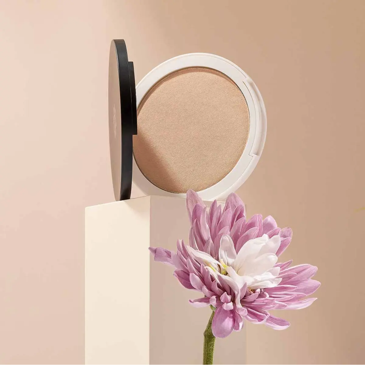 Lily Lolo Pressed Finishing Powder viimeistelypuuteri 8 g