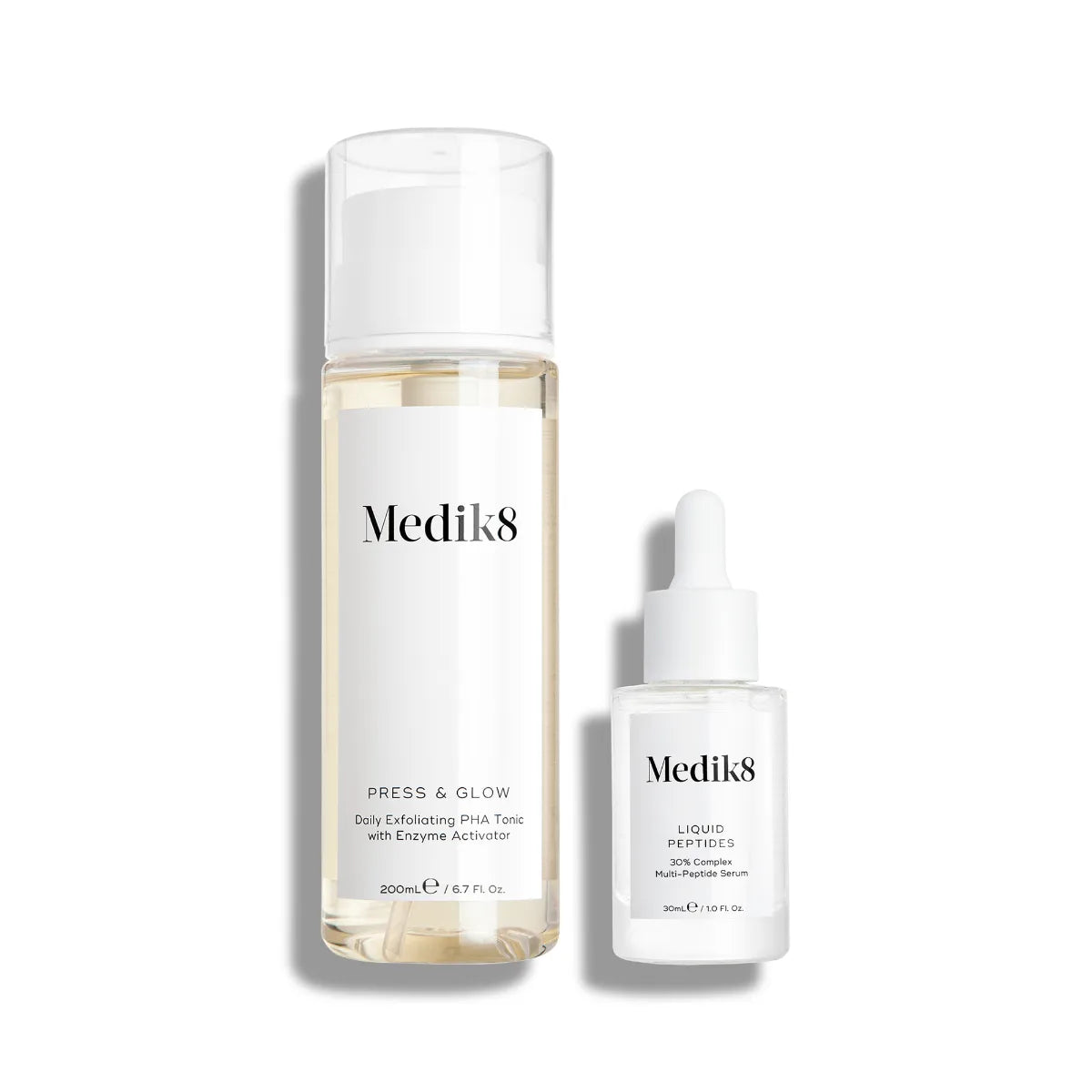 MEDIK8 Brighten Up lahjapakkaus sisältää Press & Glow kuorivan kasvoveden ja Liquid Peptides kasvoseerumin ikääntymisen merkkeihin